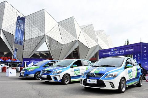 環青海湖電動汽車挑戰賽新增場地競速賽，潘曉婷漂移甩尾輕松奪魁